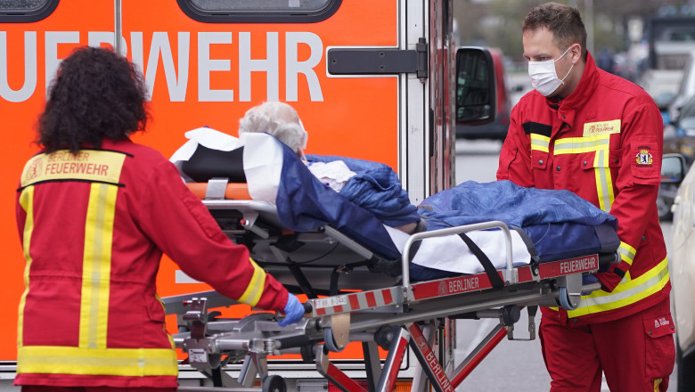 Un echipaj de ambulanță din Germania transportă un vârstnic posibil infectat cu coronavirus.