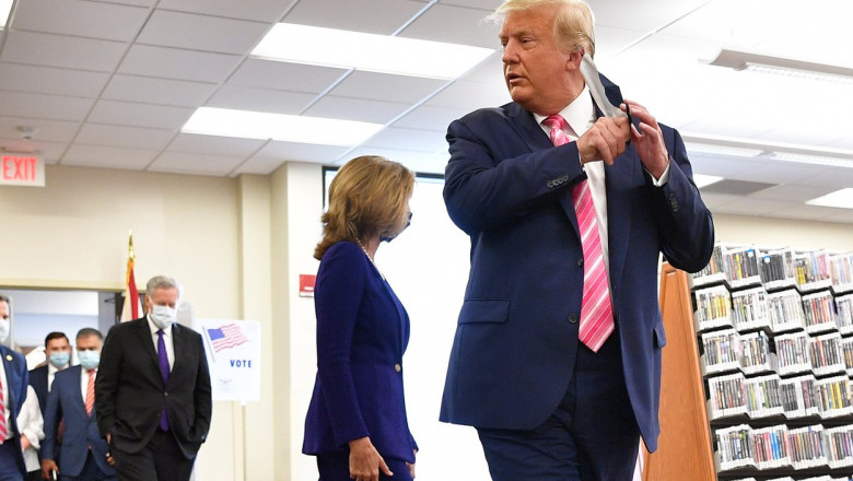 Președintele Donald Trump își dă masca jos înainte de a vorbi cu presa, după ce a votat anticipat, în Florida, pentru alegerile prezidențiale din 3 noiembrie 2020