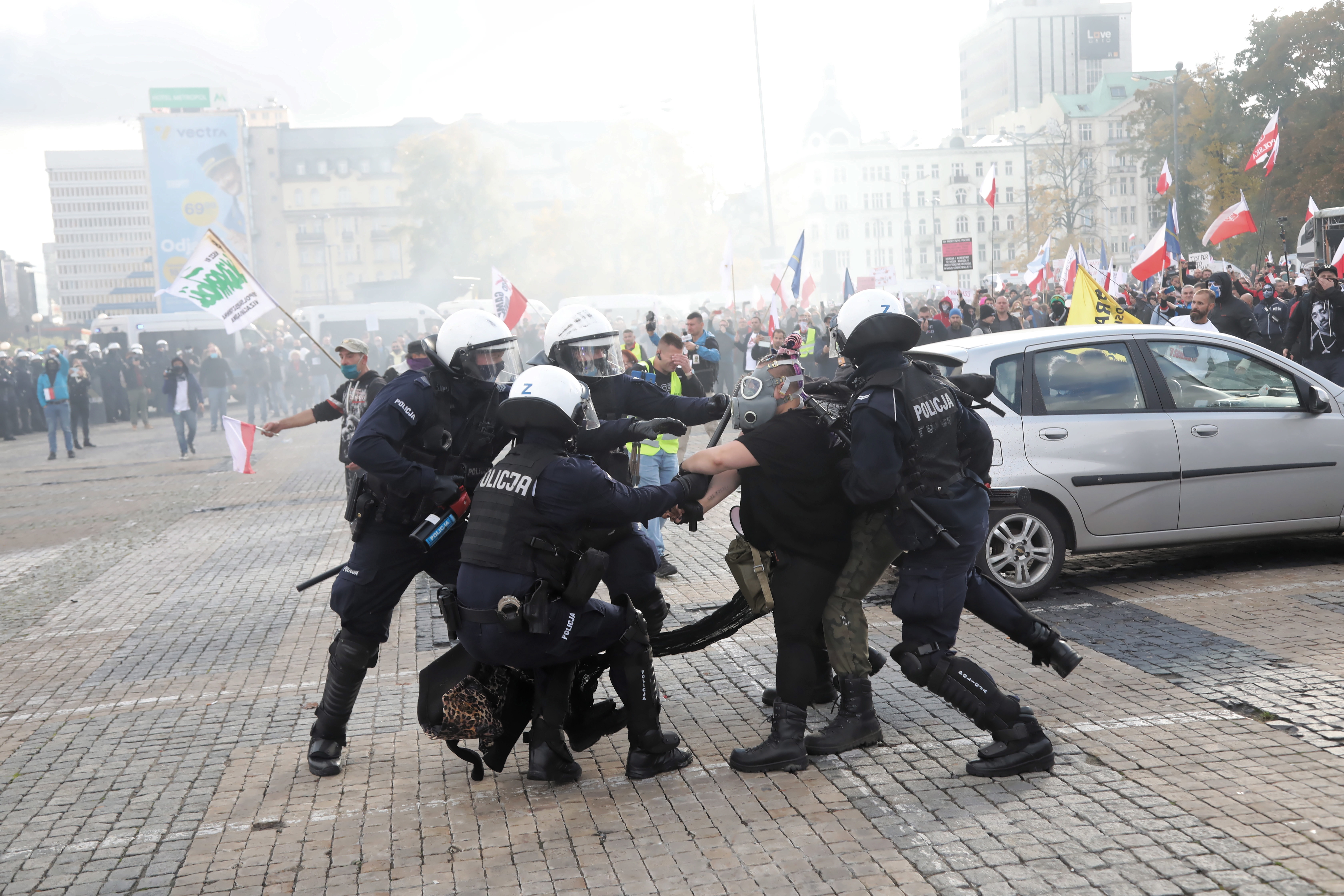 Violențe în capitala Poloniei. Protestatarii nemulțumiți de măsurile anti-COVID s-au luat la bătaie cu forțele de ordine