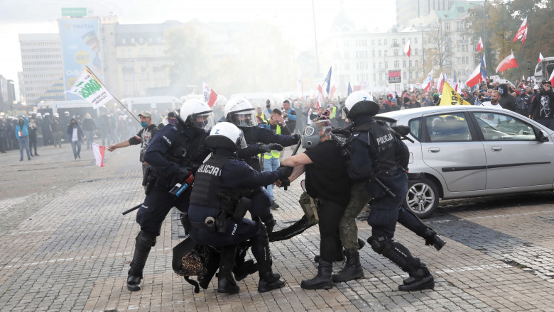 Proteste la Varşovia. Forţele de ordine au folosit gaze lacrimogene pentru a dispersa manifestanții