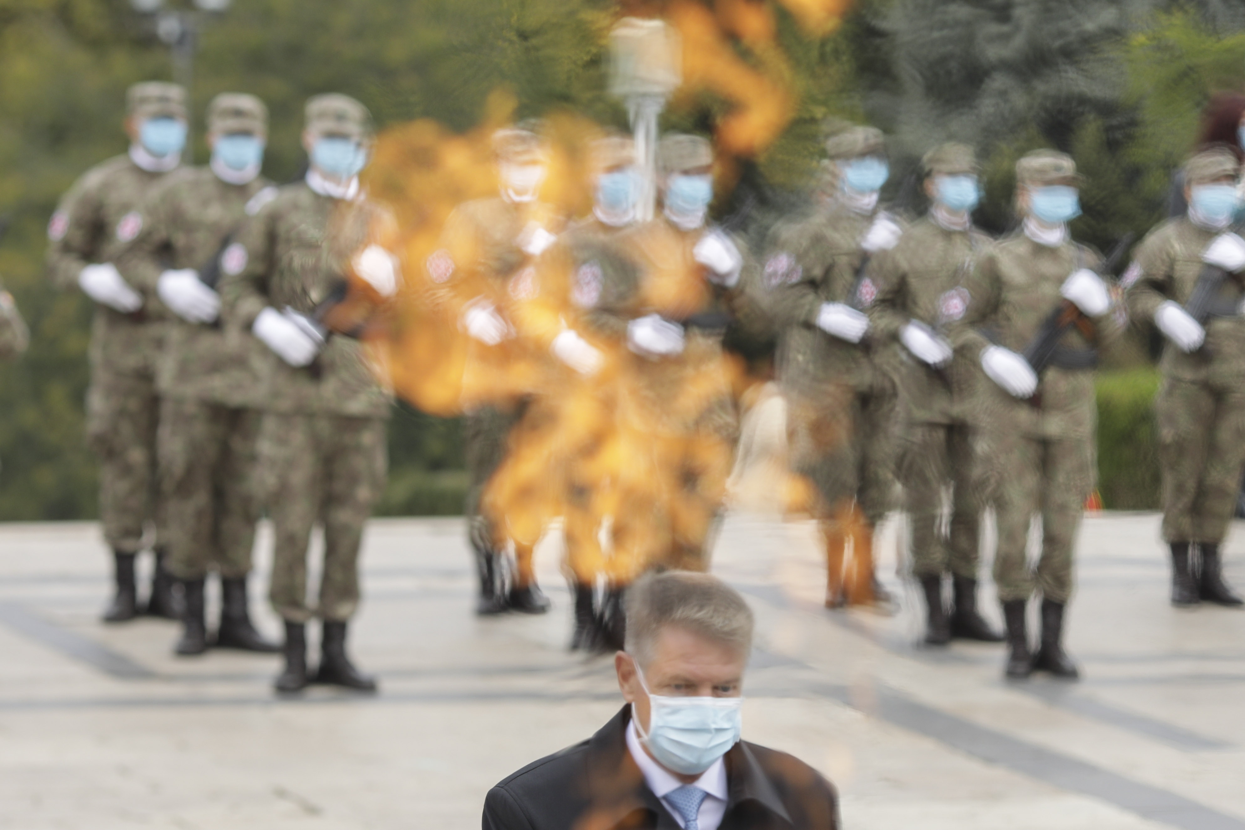 Klaus Iohannis: Trăim vremuri în care militarii sunt angajați într-un altfel de război, cu un inamic nevăzut, coronavirusul