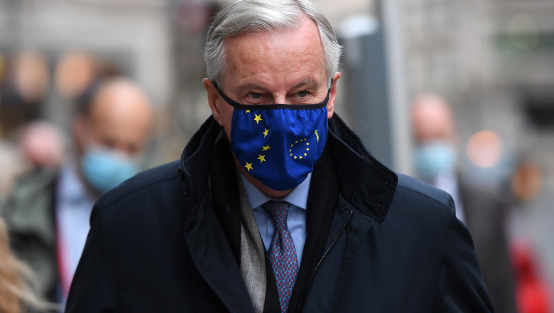 Negociatorul-șef pentru Brexit din partea Uniunii Europene, Michel Barnier, poartă o mască de protecție anti-Covid imprimată cu steagul UE.