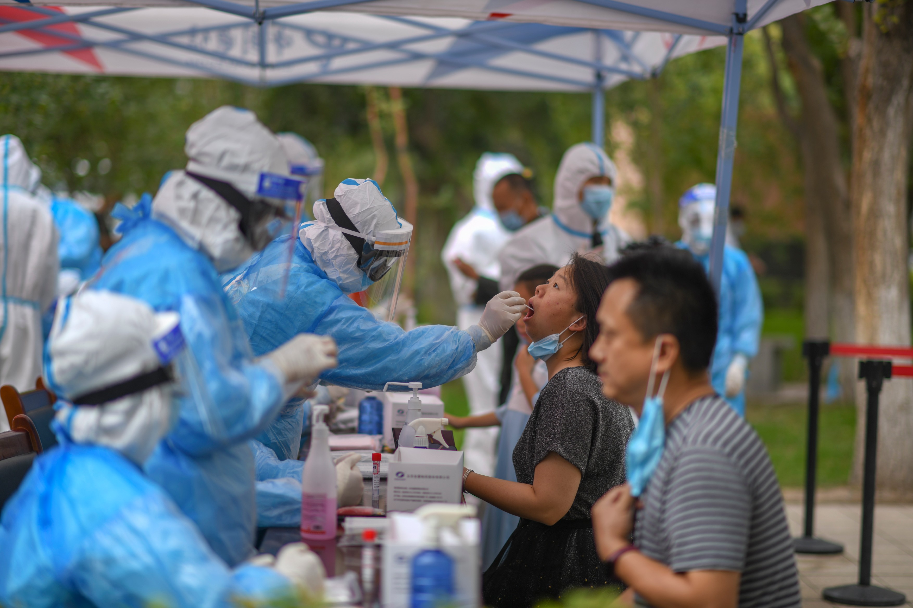 China testează 4,7 milioane de oameni în regiunea Xinjiang după ce a fost descoperit un singur caz asimptomatic de Covid