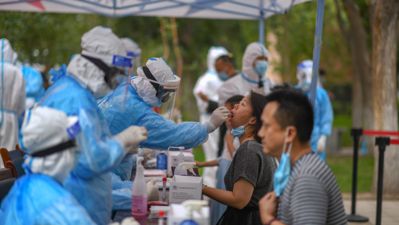 Oameni testați pentru coronavirus în provincia chineză Xinjiang.