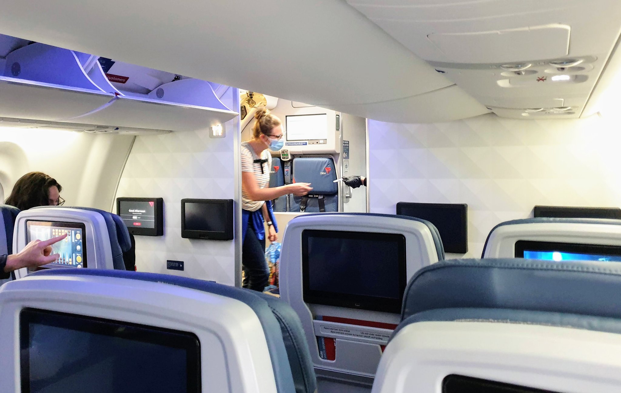 O companie aeriană a interzis accesul unui număr de 730 de pasageri care au refuzat să poarte mască
