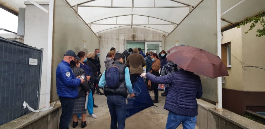 Imagini revoltătoare la Ploiești. Îmbrânceli și zeci de bolnavi care așteaptă în ploaie în curtea Spitalului Județean