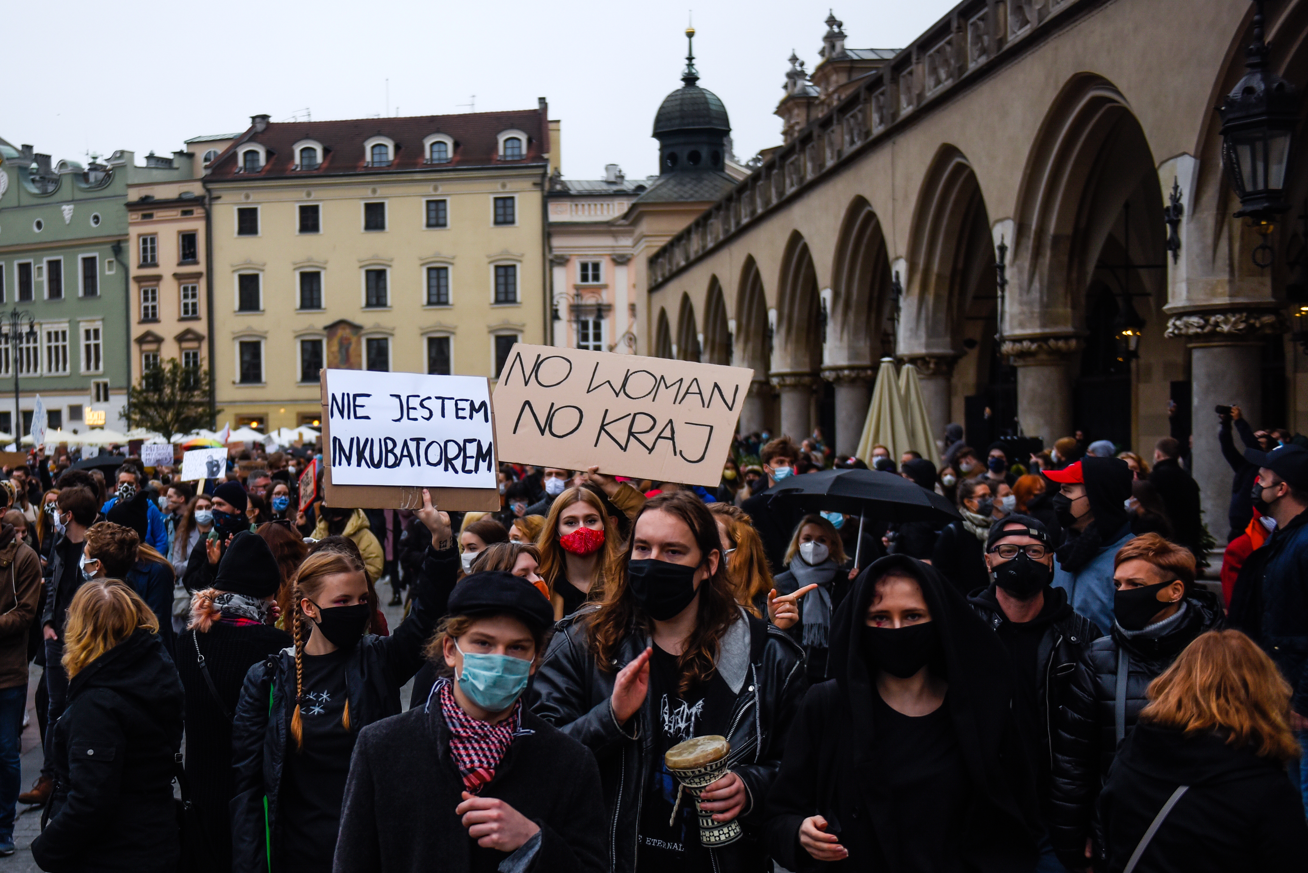 Noi proteste față de interzicerea avortului în Polonia: Manifestanţii blochează mai multe oraşe din ţară