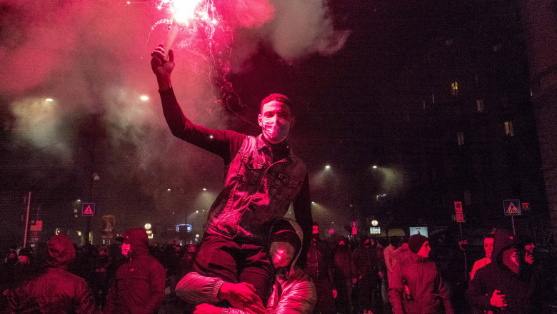 Protestatarii au aprins petarde și semnale luminoase. în Milano și Torino