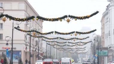În Craiova s-au montat deja decorațiunile de Crăciun