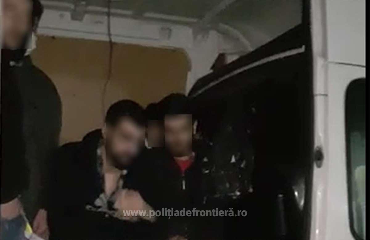 33 de cetăţeni străini prinși de polițiștii arădeni, în timp ce încercau să treacă ilegal granița. Cel mai tânăr are 15 ani