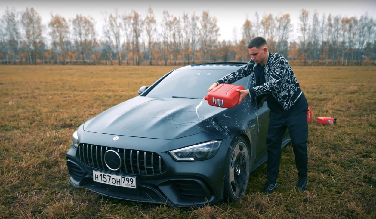 Un vlogger și-a dat foc la mașina de 150.000 de euro pentru că avea „defecțiuni” și s-a dus cu ea de 5 ori în service