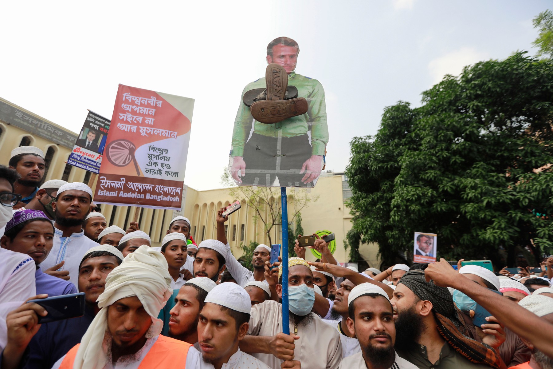 Protest cu 40.000 de oameni în Bangladesh împotriva președintelui francez: „Macron se închină la Satan. Franța, dușmanul musulmanilor”