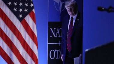 Donald Trump în culise la summitul NATO de la Bruxelles, se îndreaptă se o sală de conferinţe pentru a susţine o declaraţie de presă