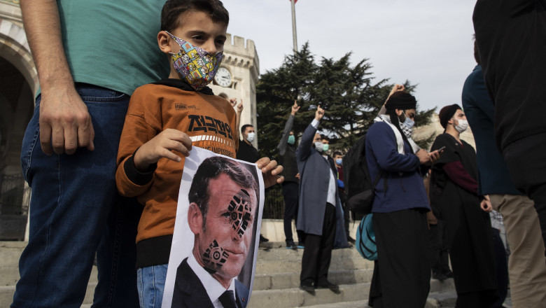 copil cu pancarta la protest in turcia