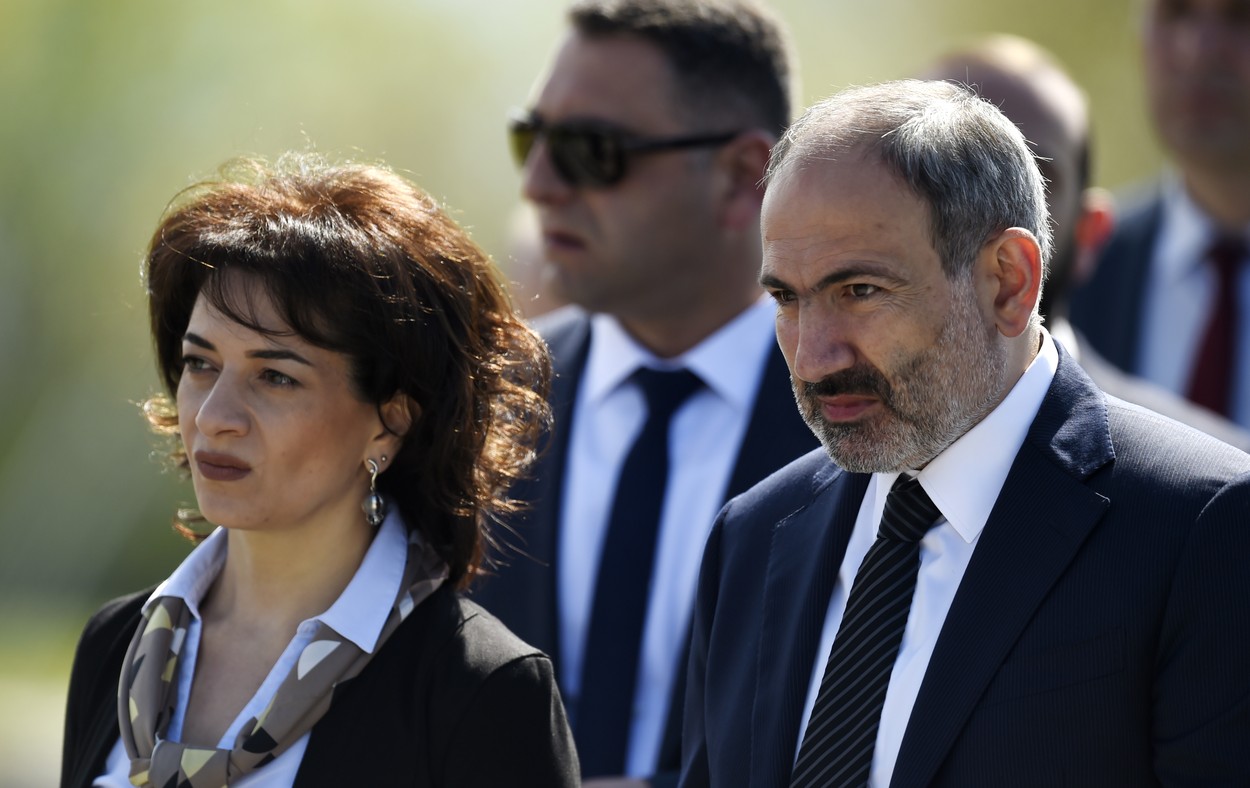 Conflictul din Nagorno-Karabah: Soţia premierului armean anunță că va merge să lupte pe front