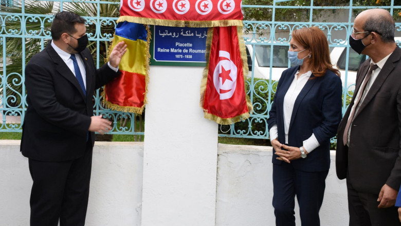 ambasadorul romaniei in tunisia dezveleste placa cu numele reginei maria in piateta din tunis