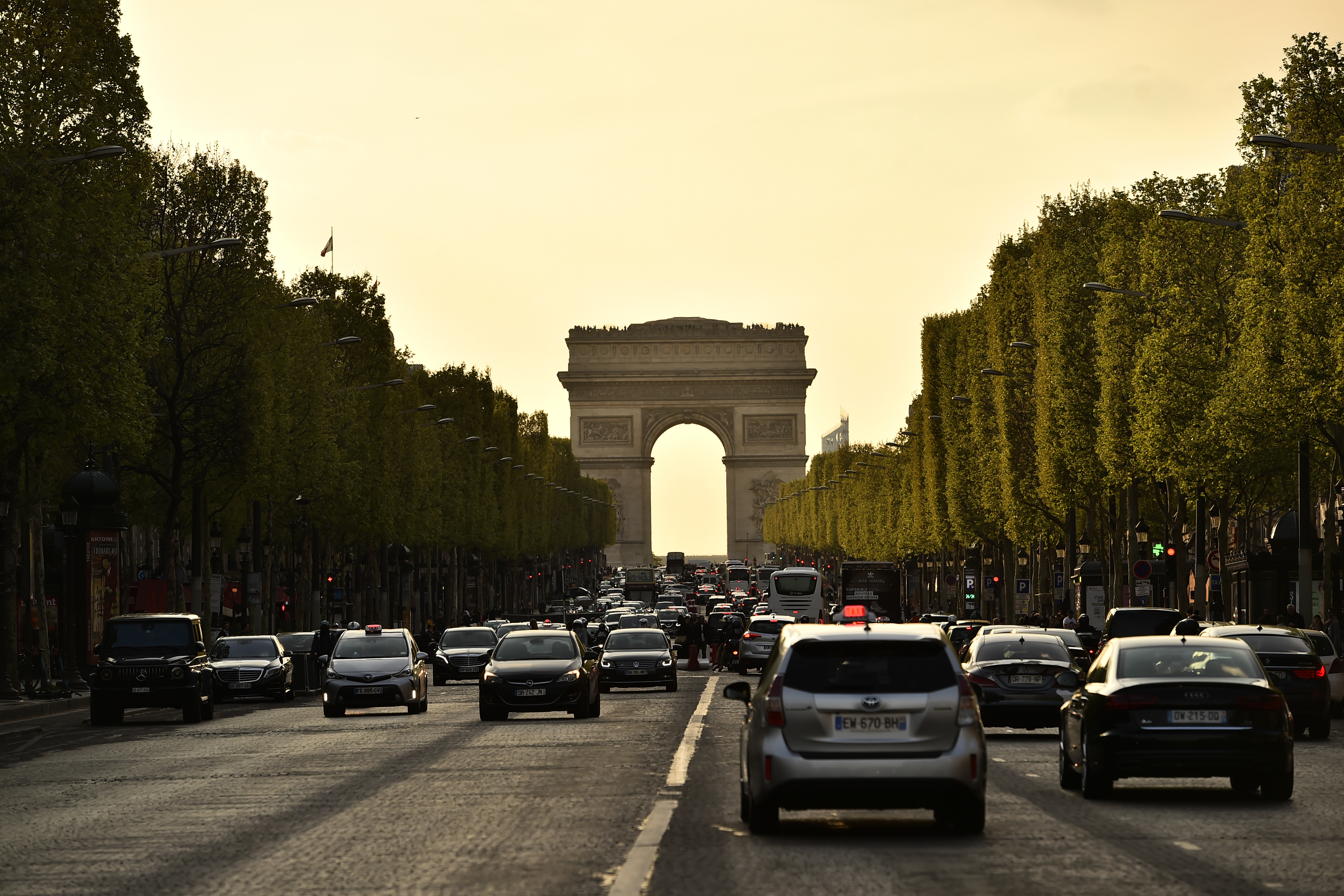Alertă cu bombă. Zona Arcului de Triumf din Paris, evacuată. A fost găsită o geantă cu muniție lângă turnul Eiffel