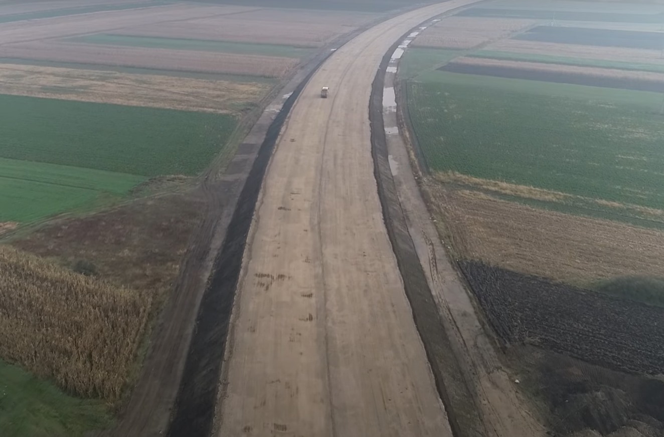 Imagini din dronă. Cum arată un lot aproape abandonat din Autostrada Transilvania