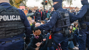 politisti polonezi fac cordon impotriva femeilor care protesteaza impotriva interzicerii avorturilor in polonia