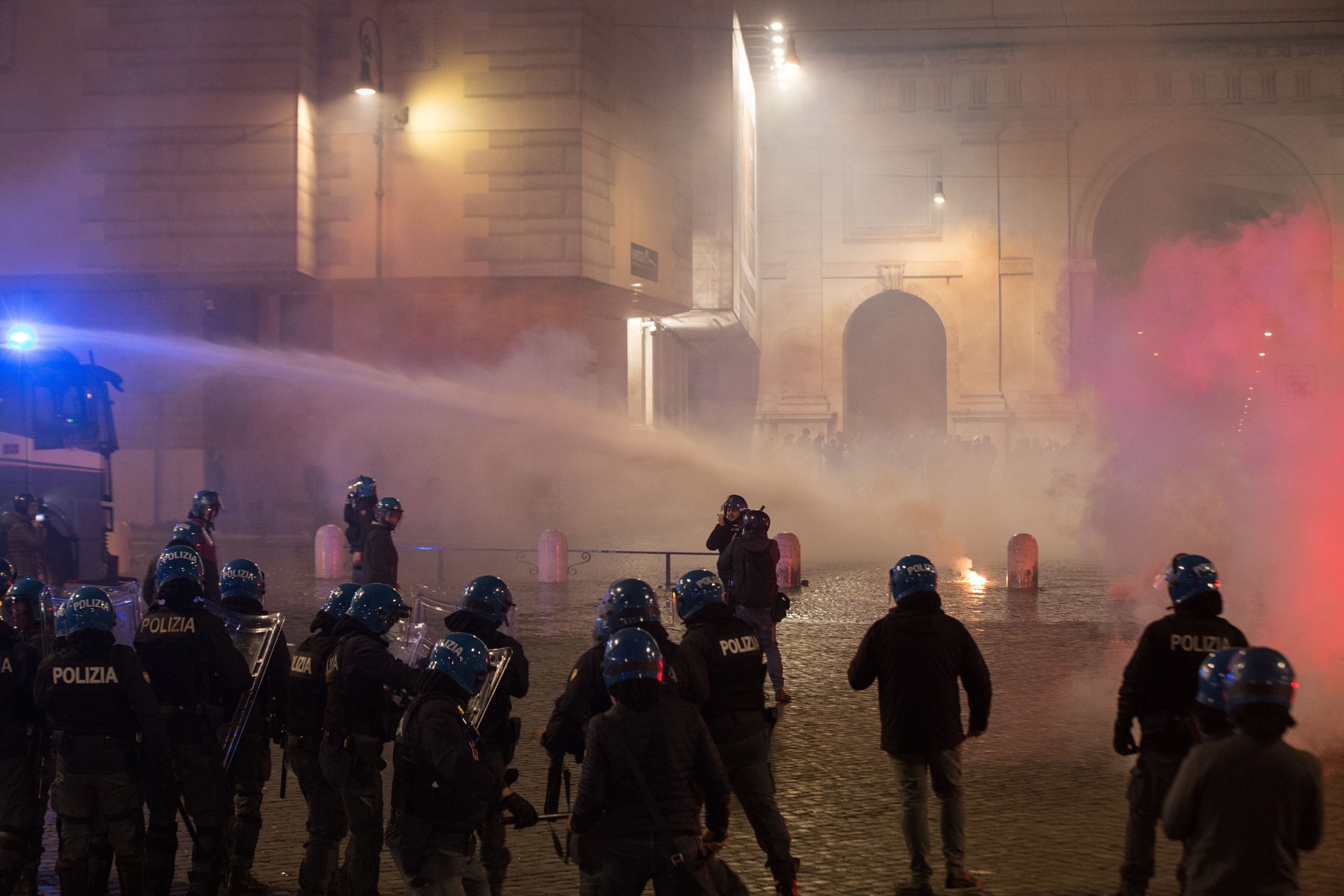 Proteste violente la Roma, împotriva măsurilor Covid. Forțele de ordine au folosit tunuri de apă pentru a împrăștia mulțimea