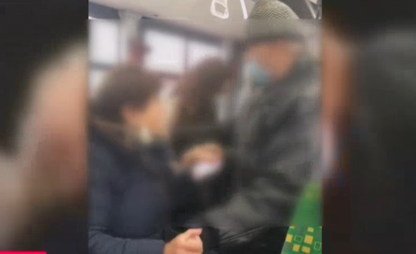 Bătaie într-un autobuz din Iași. O femeie care nu purta mască a fost lovită de un alt pasager