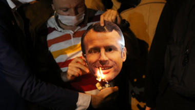 protestarai turci care dau foc unei fotografii cu Macron