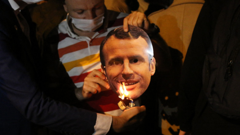 protestarai turci care dau foc unei fotografii cu Macron