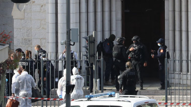 Forțele de elită stau în fața bisericii din Nisa unde doua persoane au omorâte într-un atac cu cuțitul