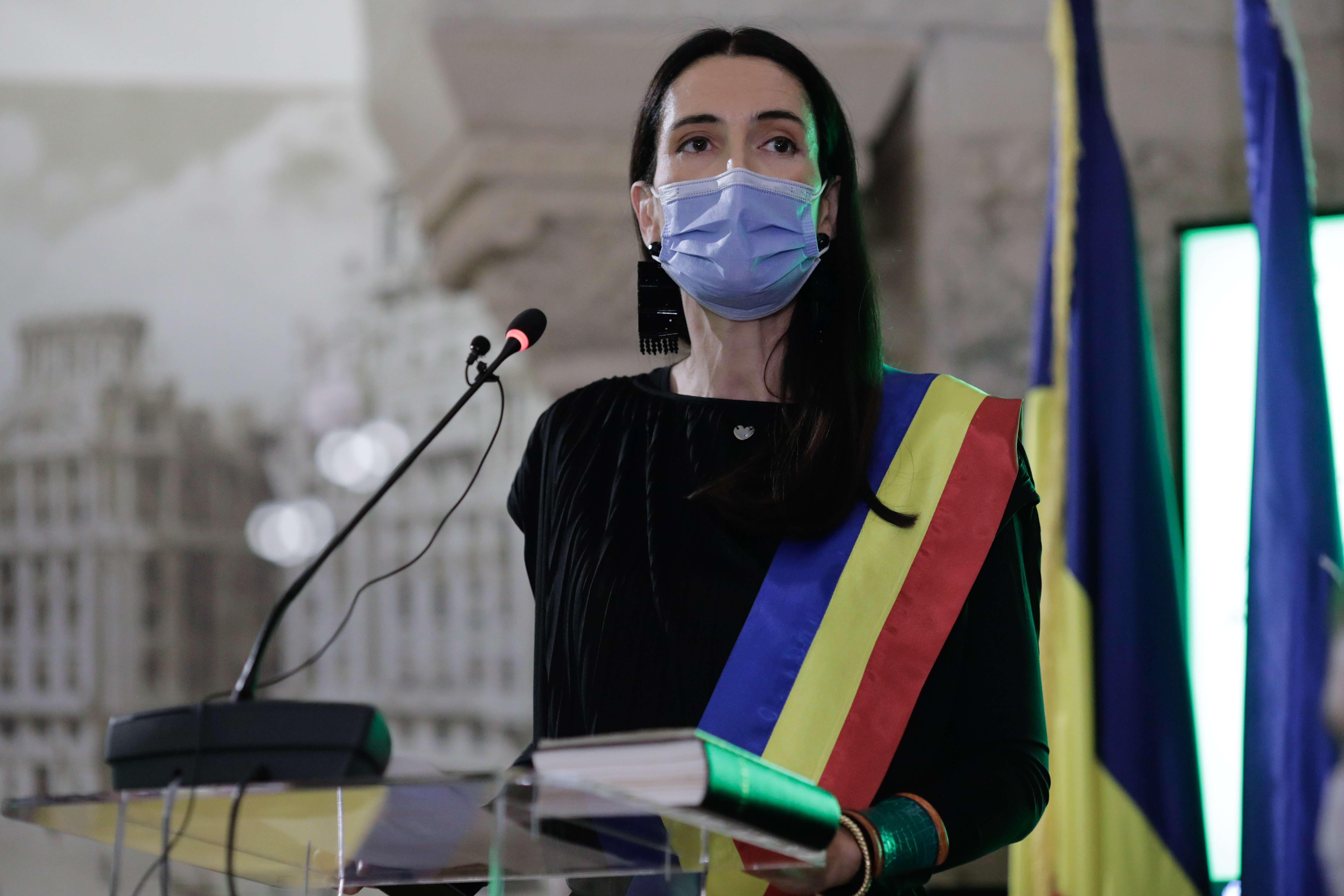 Clotilde Armand a depus jurământul: „Gunoiul trebuie aruncat la tomberon. Stop pilelor, stop corupției, stop birocrației”