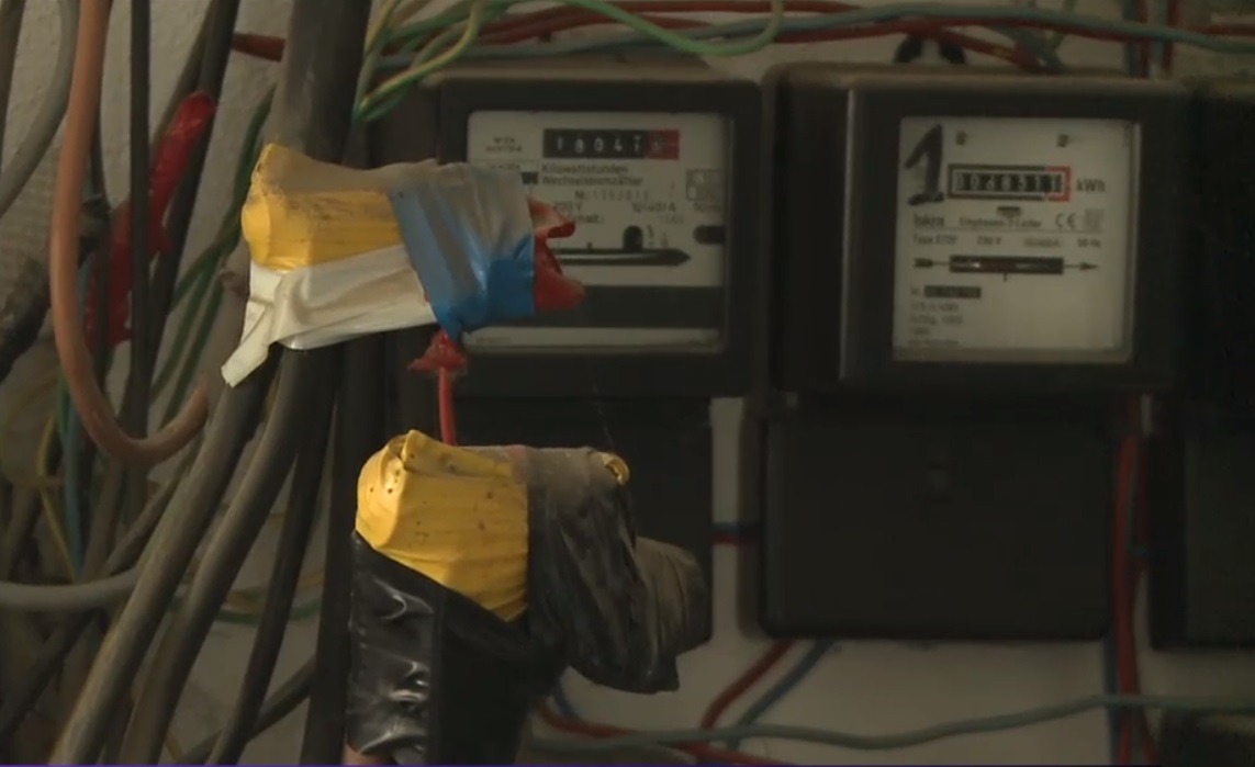 Pericol într-un bloc din București. Locuințele sunt racordate ilegal la curent electric de la o garsonieră din blocul vecin