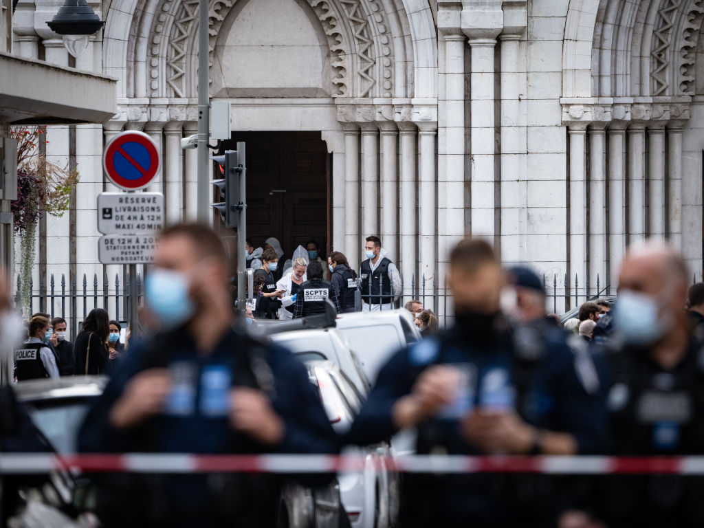 VIDEO. Momentul în care polițiștii din Nisa au intervenit pentru a-l opri pe atacatorul din catedrala Notre Dame