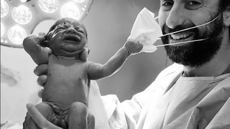 bebe smulge masca medicului care l-a adus pe lume