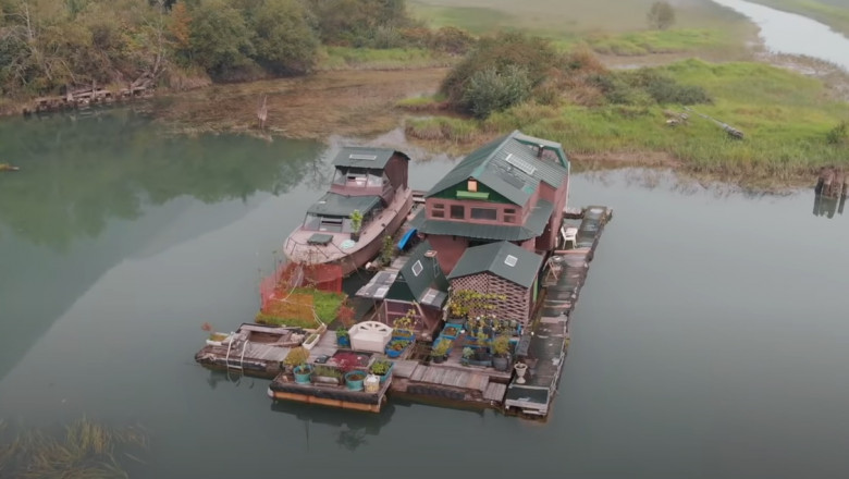 Un canadian şi-a construit o insulă plutitoare din deșeuri și locuiește acolo singur de 17 ani