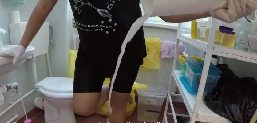 Realitatea dură din spitale. Imagini șocante cu o asistentă care varsă apa adunată în cizmele pe care le-a purtat în opt ore de gardă