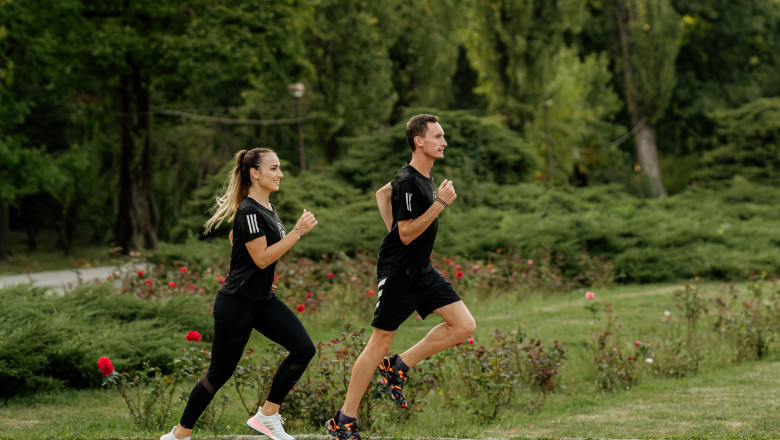 Maratonistul Alex Corneschi și antrenoarea de fitness, Anca Bucur, aleargă. Ambii sunt căpitani ai Adidas Runners Bucharest
