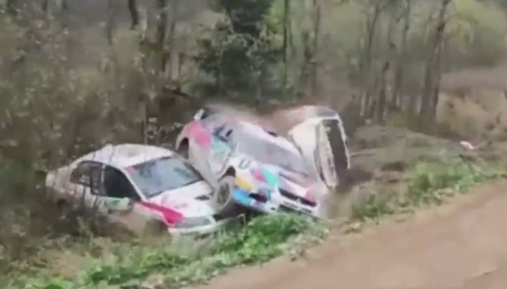 VIDEO | Accidente spectaculoase cu repetiție. Cinci mașini s-au răsturnat în aceeași curbă, în doar câteva minute