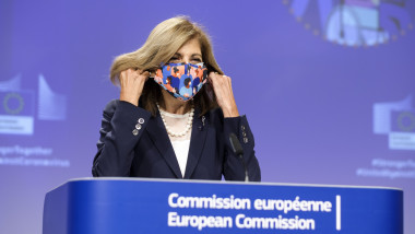 comisarul european pentru sanatate, cu masca de protectie colorata
