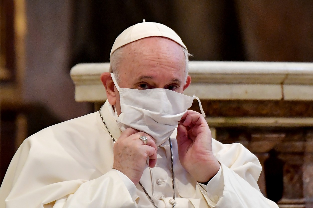 Doi cardinali de la Vatican, apropiați ai papei Francisc, testați pozitiv cu Covid-19