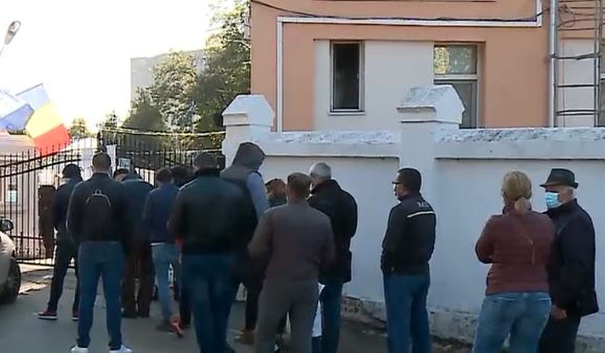 Zeci de persoane confirmate cu COVID-19, în picioare, la coadă la spital. Durata de așteptare, aproape de 3 ore