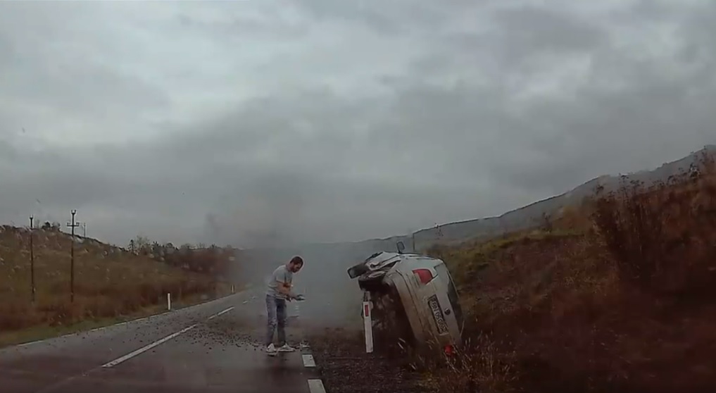 VIDEO. A depășit în curbă cu viteză și s-a răsturnat cu mașina. Accidentul spectaculos, surprins de camera de bord