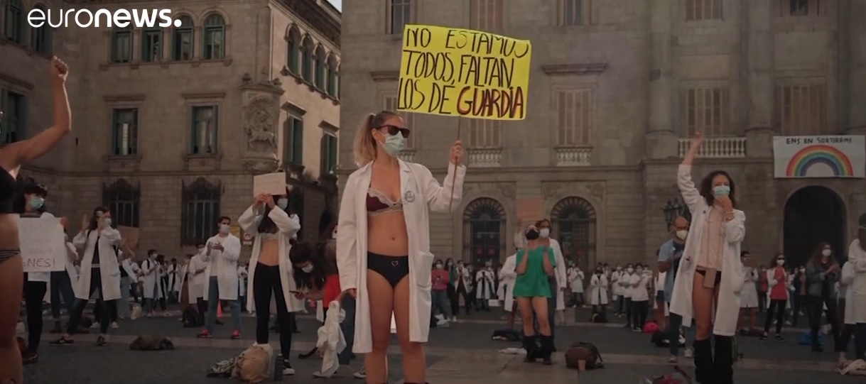 Proteste fara precedent in Spania. Medicii rezidenti din Barcelona s-au dezbracat in strada ca sa arate ca sunt la limita rabdarii