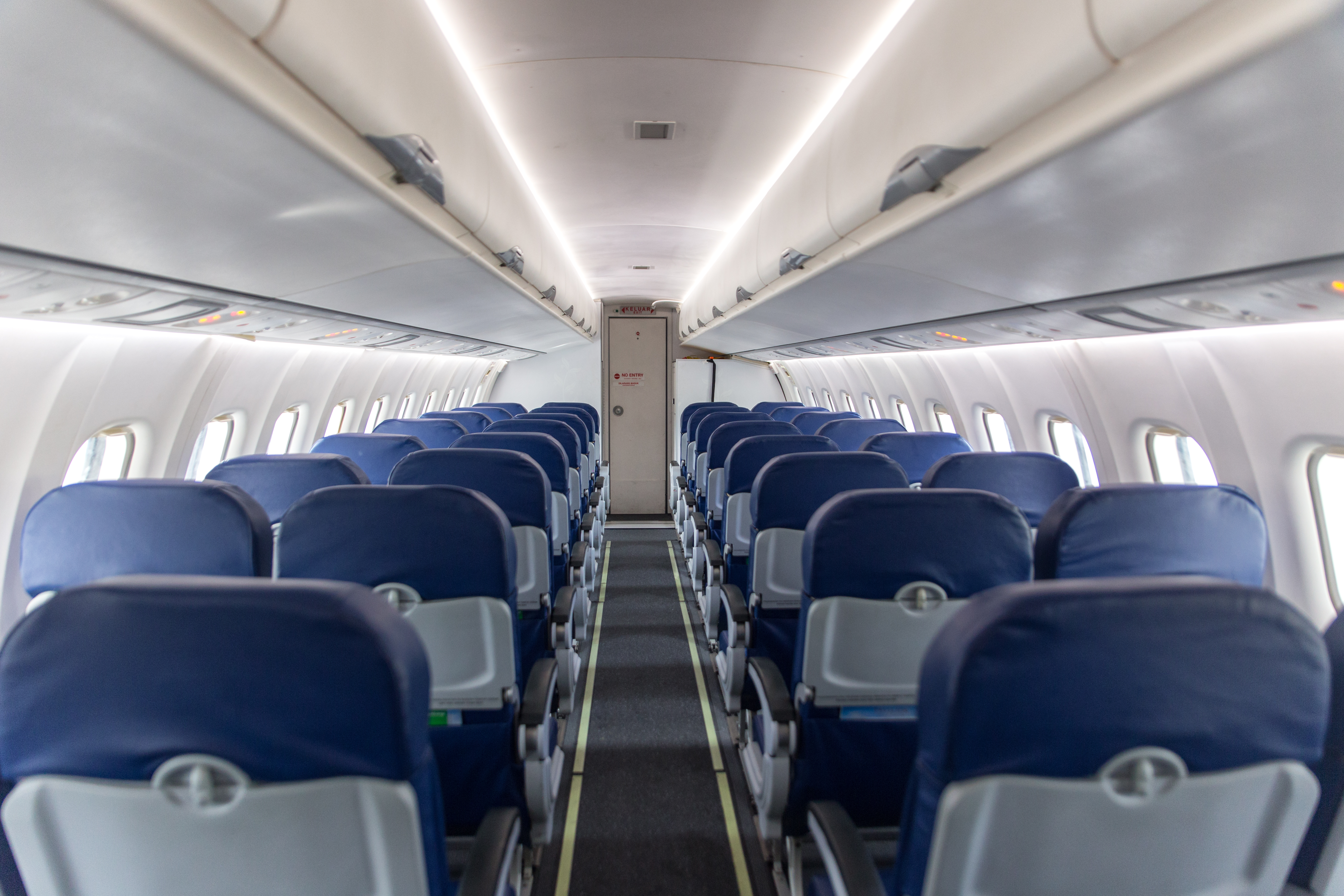 O femeie a murit de COVID-19 la bordul unui avion