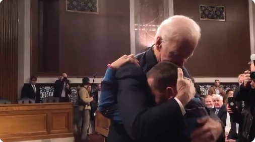 Un clip cu Joe Biden, care imbratiseaza un copil dupa un masacru la un liceu din Florida, in 2018, i-a cucerit pe americani