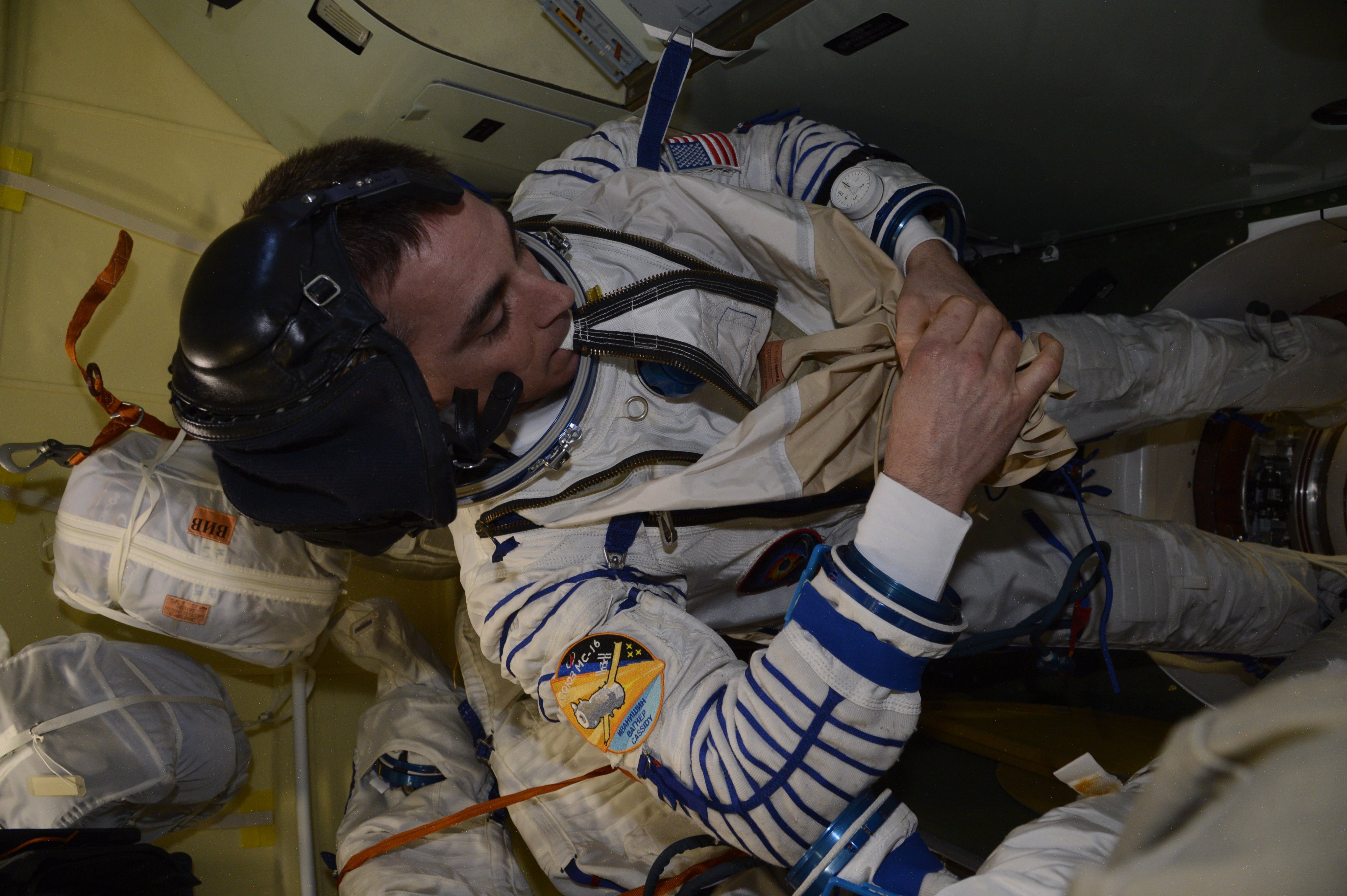 Momentul în care trei astronauți revin cu bine pe Terra, la finalul unei misiuni de şase luni în spaţiu