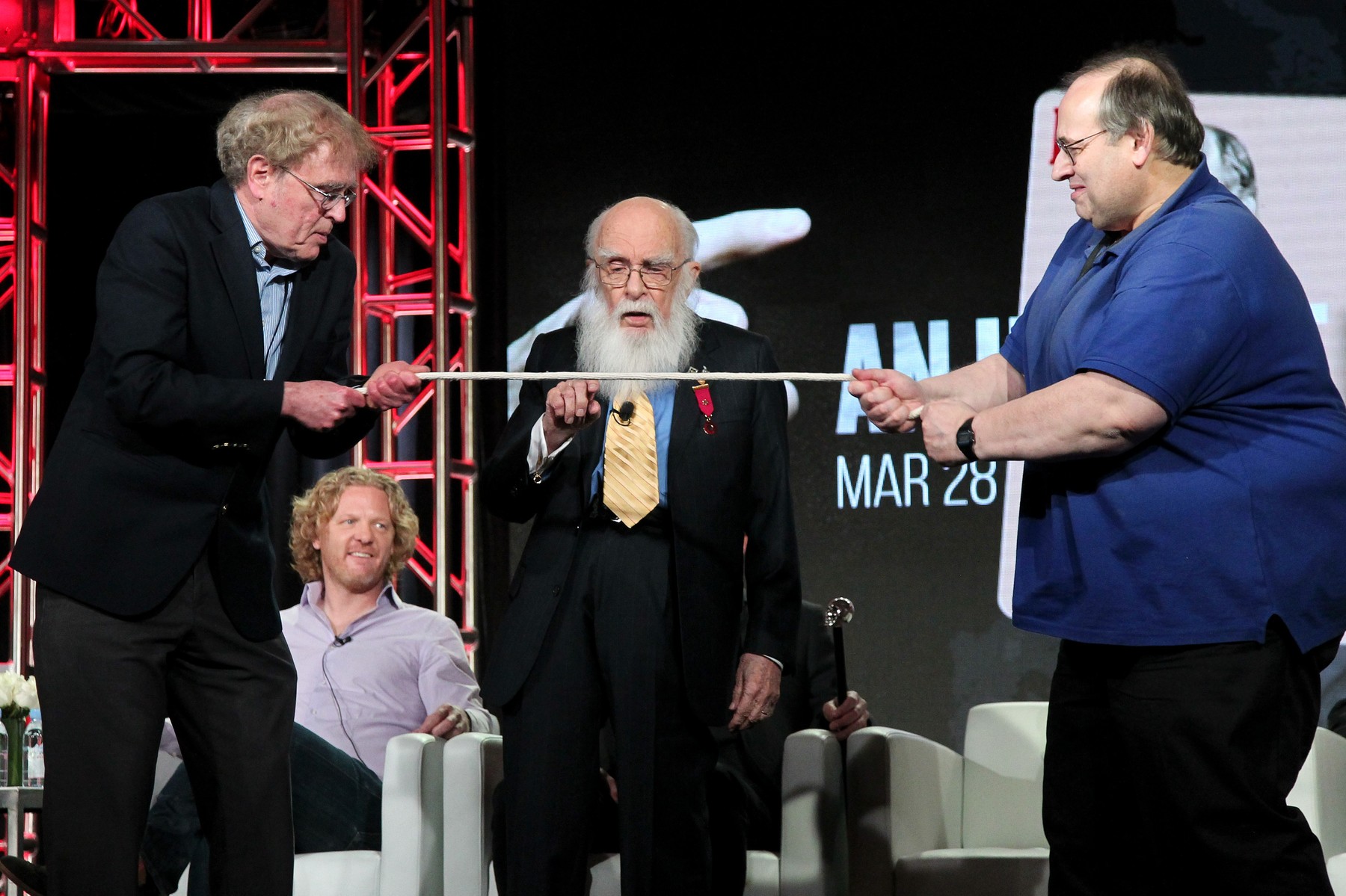A murit James Randi, magicianul care oferea un milion de dolari celui care își poate dovedi puterile supranaturale