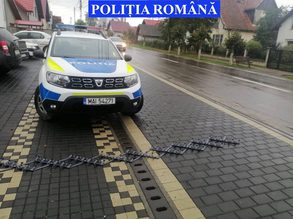 Benzi cu țepi pentru prinderea șoferilor fugari. Poliția le-a testat deja într-o urmărire ca-n filme în Suceava