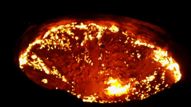 craterul Darvaza este o groapă artificială masivă, în care arde gaz metan de zeci de ani.