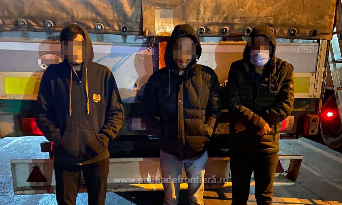 Nouă migranţi din Afganistan găsiţi ascunşi în două camioane cu marfă, la Vama Nădlac