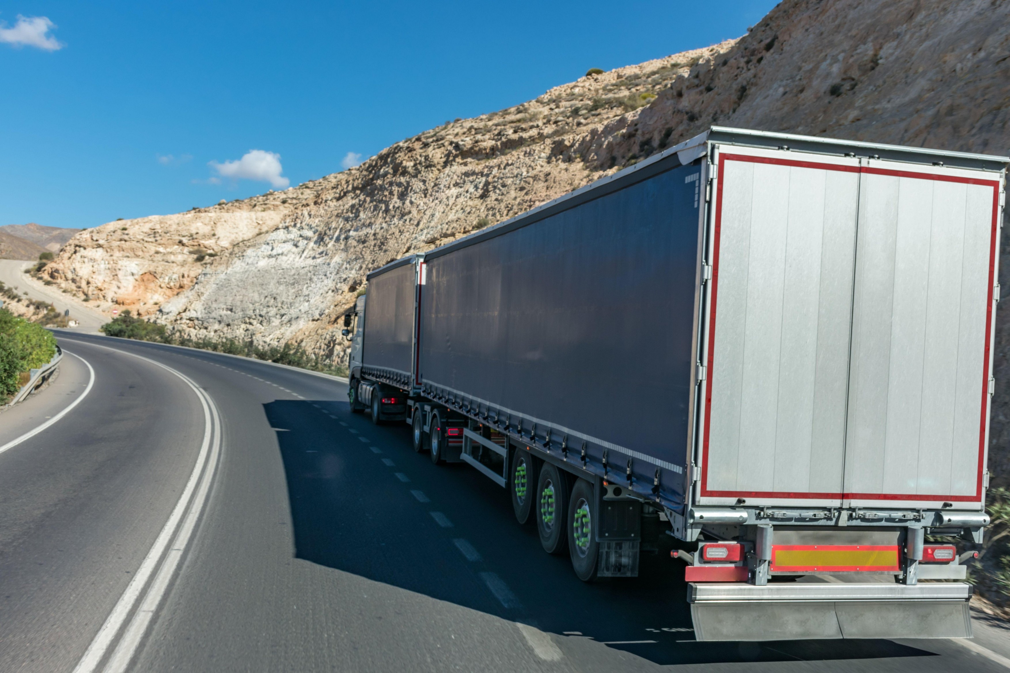 Germania caută 80.000 de șoferi de TIR, Marea Britanie - 100.000. Un român a povestit de ce nu mai vor tinerii să facă această meserie