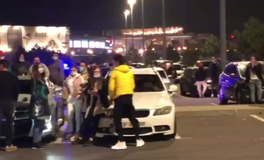 VIDEO. Poliţiştii au intervenit în parcarea unui complex comercial, într-o zonă cunoscută pasionaţilor de drifturi